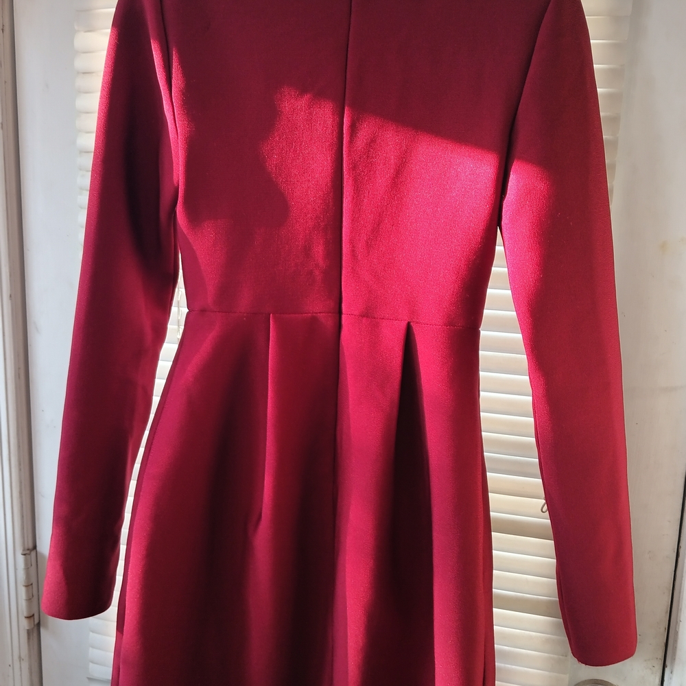 Elegant Red Dress with Floral Embellishments - Picture 5 of 9